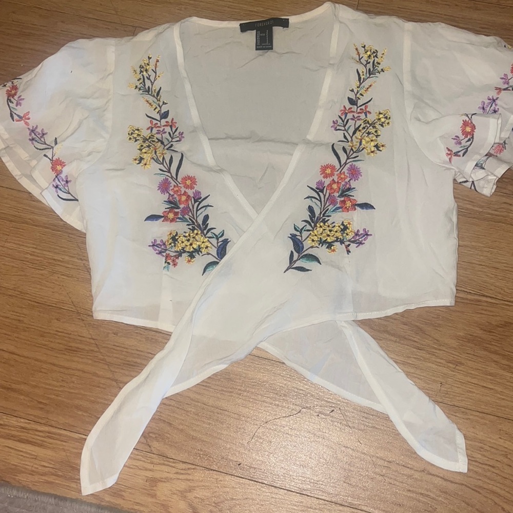Forever 21 white crop top with flower printZ